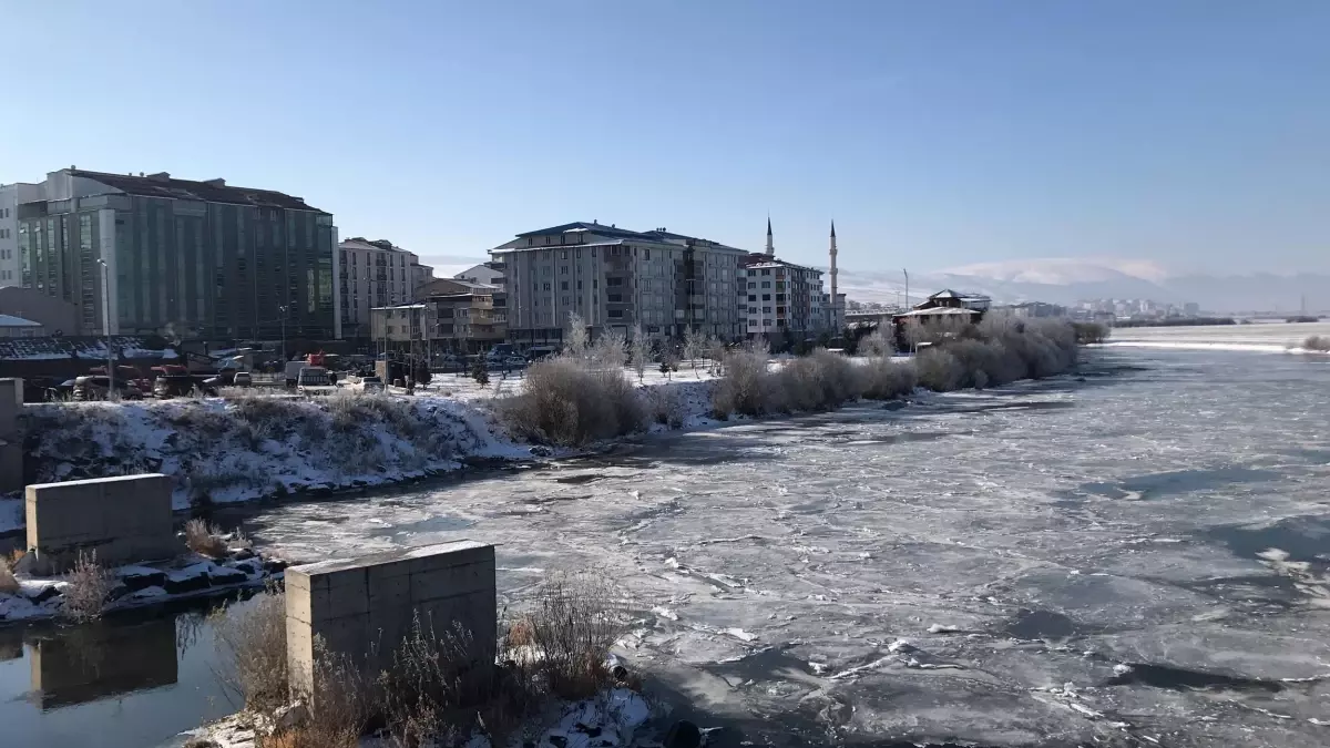 Ardahan\'da Kura Nehri Buz tuttu