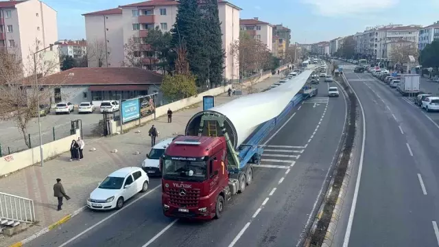 Dev rüzgar türbinleri vatandaşların meraklı bakışlarının arasından geçti