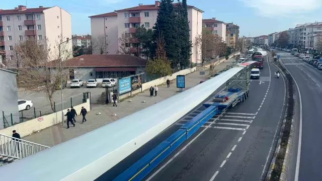 Dev rüzgar türbinleri vatandaşların meraklı bakışlarının arasından geçti