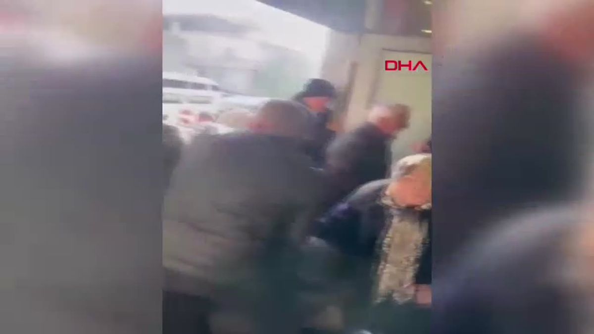 Bursa\'da Mağaza Açılışında İzdiham