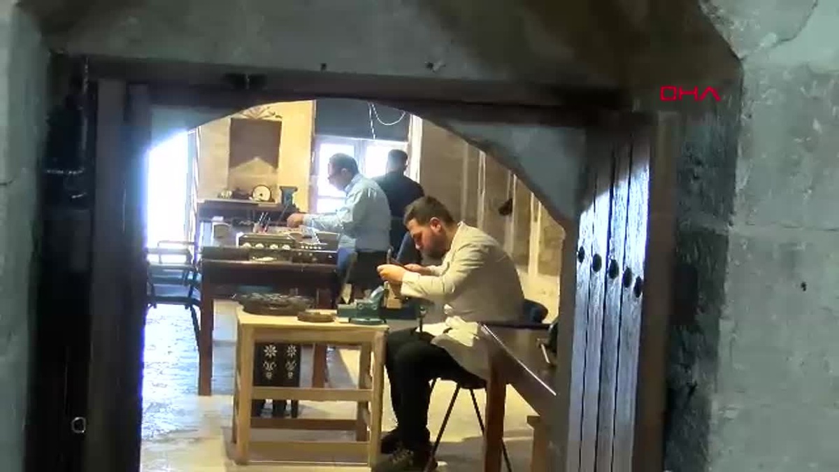 Zekeriya Güler, Mardin\'de Sedef Kakma Sanatını Yaşatıyor