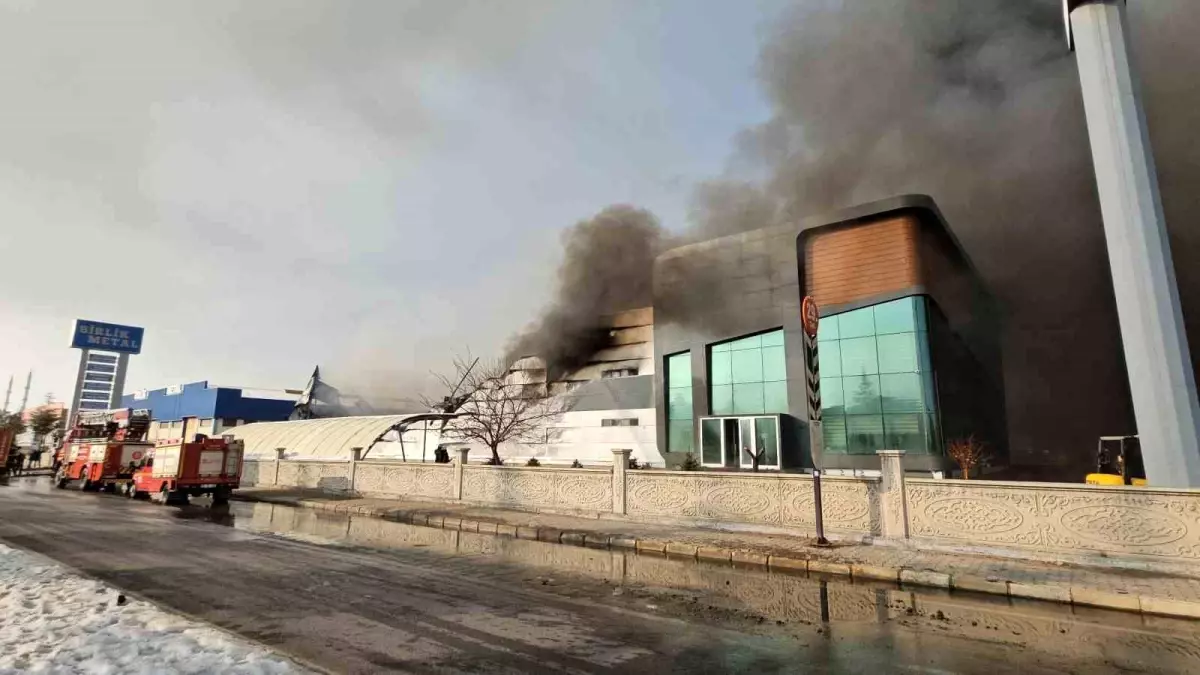 Kayseri\'de Mobilya Fabrikasında Yangın