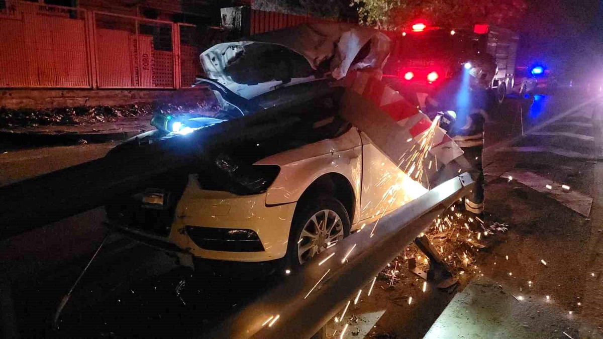 Gebze\'de Kaza: Sürücü Bariyerlere Saplandı