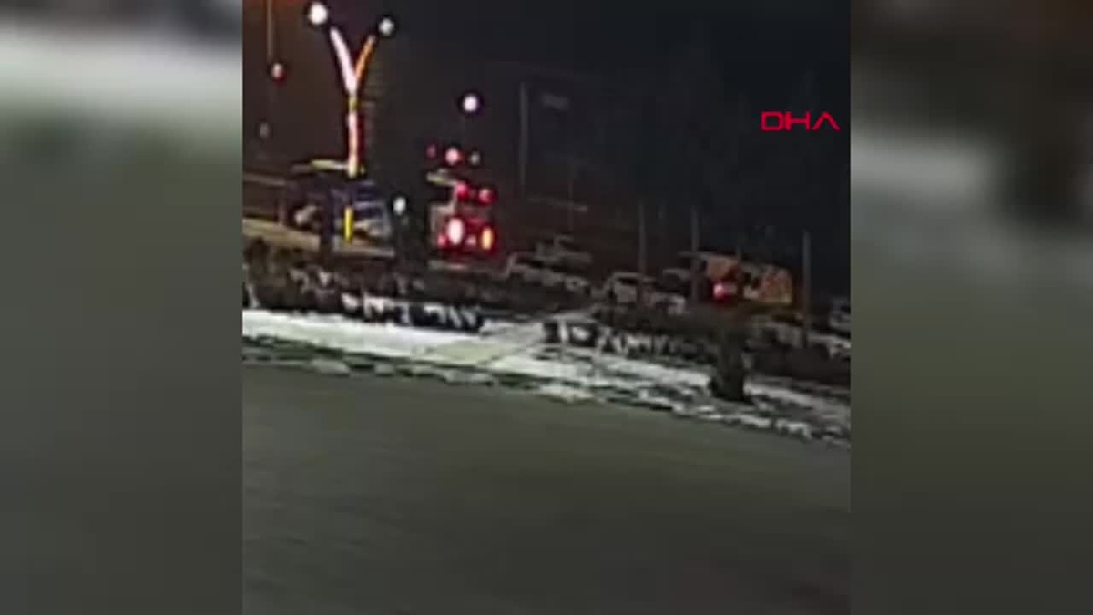 Aksaray\'da Otomobil-Öğrenci Otobüsü Kazasında Genç Sürücü Hayatını Kaybetti