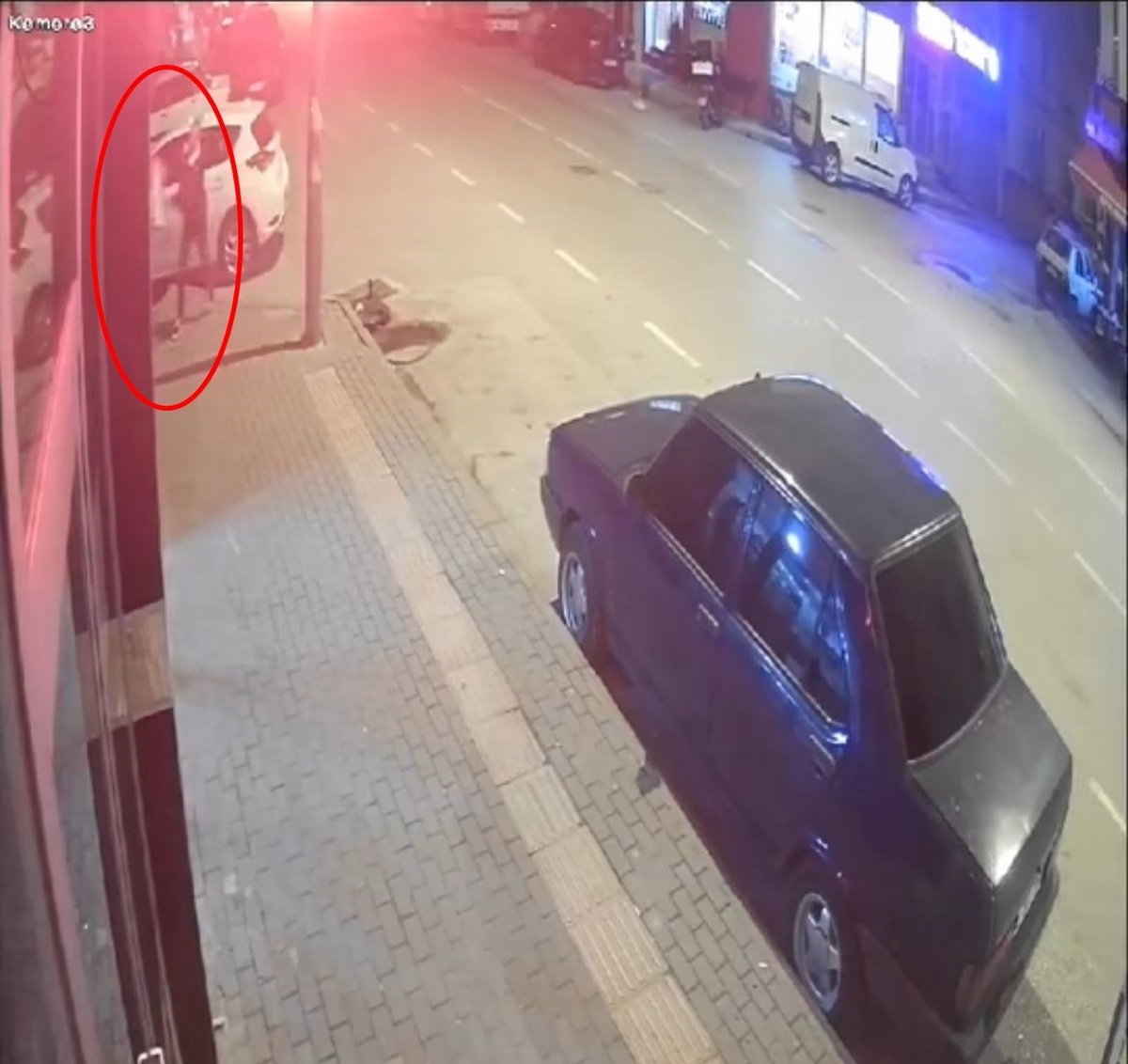 Bursa\'da Tabela ile İş Yerinin Camını Kıran Şahıs Güvenlik Kamerasında
