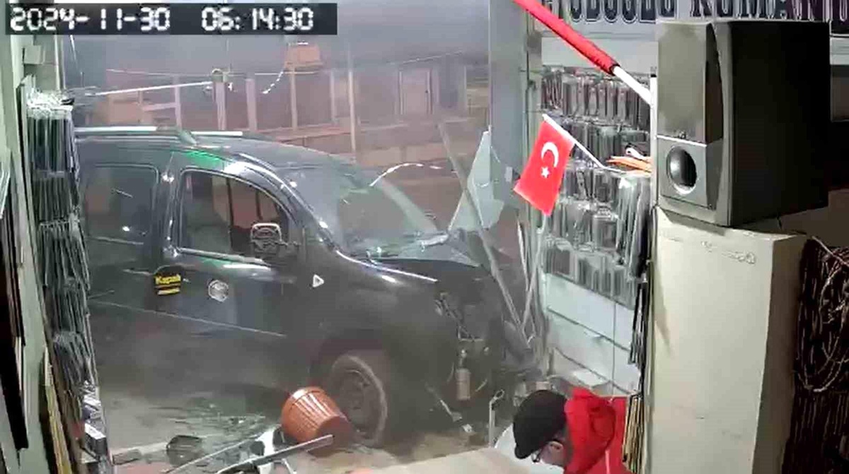 Rize\'de hafif ticari araç iş yerine girdi o anlar güvenlik kamerasına yansıdı