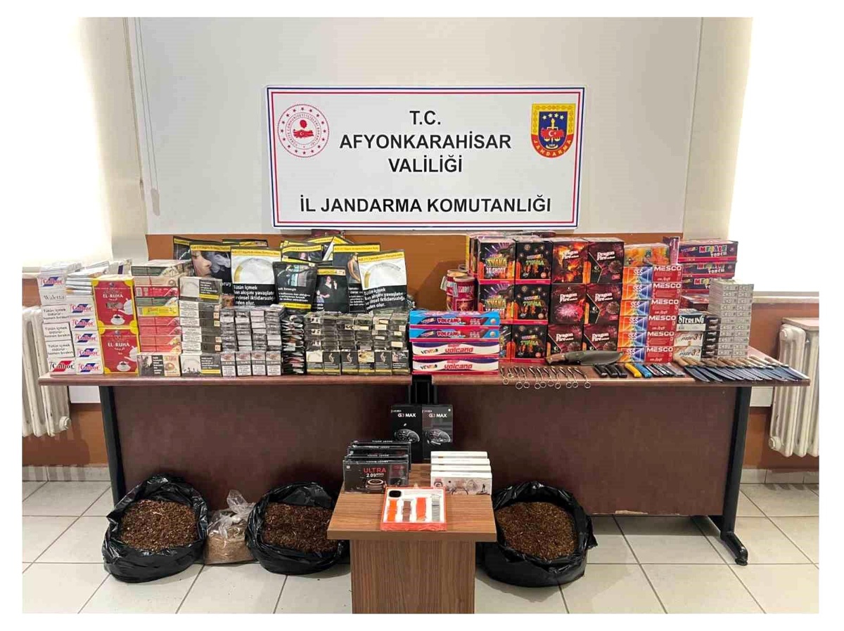 Afyonkarahisar\'da Kaçak Tütün ve Sis Bombası Ele Geçirildi