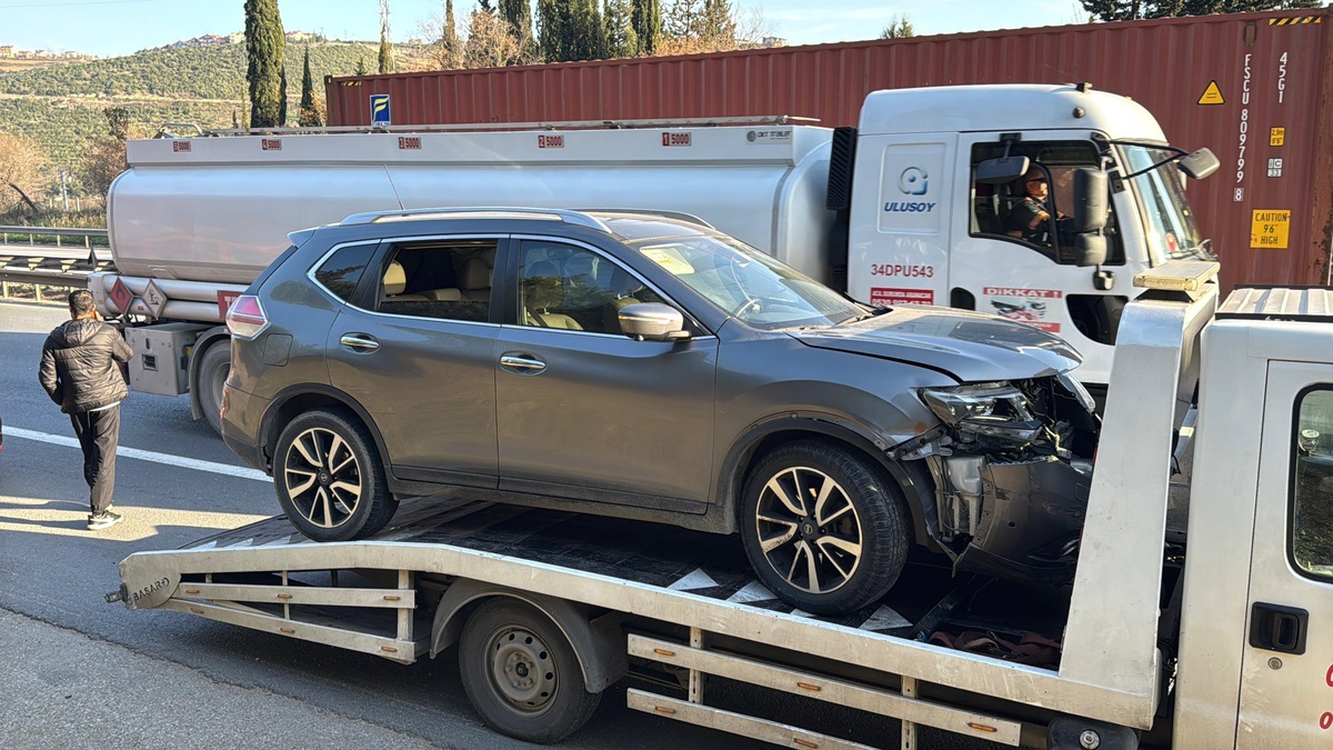 Kocaeli\'de Kimyasal Yüklü Tankerin Cip ile Çarpışması Trafiği Aksattı