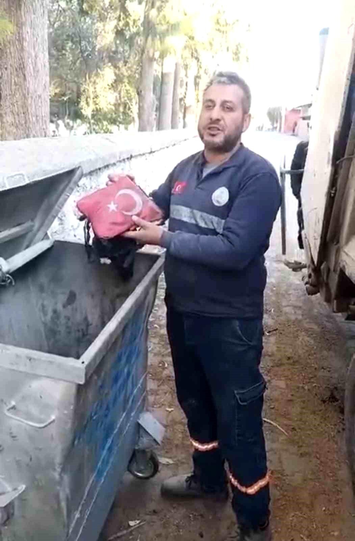 Kozan\'da Temizlik Görevlisi Türk Bayrağını Kurtardı
