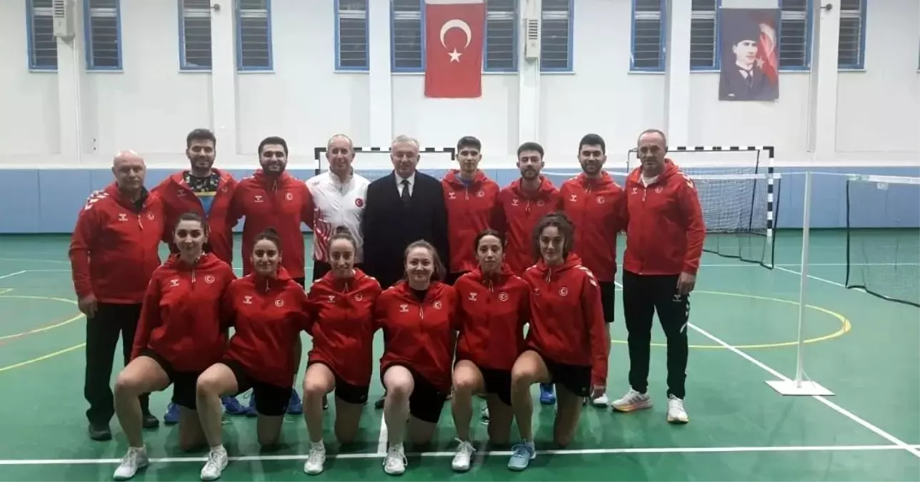 Rektör Levent\'ten Badminton Milli Takımı\'na Ziyaret