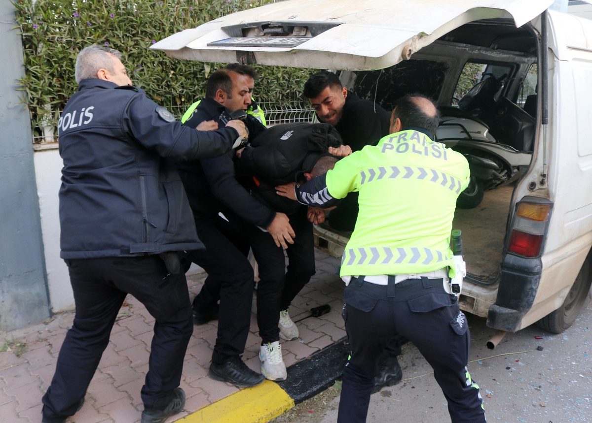 Antalya\'da Minibüs Gasbı: \'Yarın Kıyamet Kopacak\' Diyerek Sürücüyü Tehdit Etti