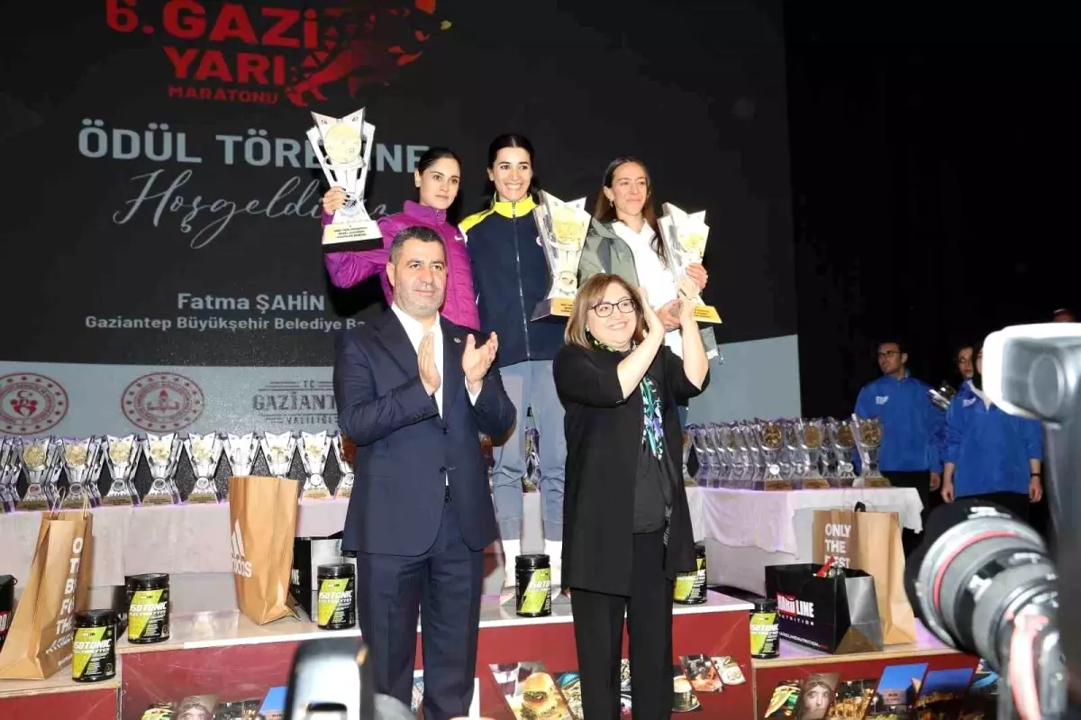 6. Gazi Yarı Maratonu\'nda dereceye giren sporcular ödüllerini aldı