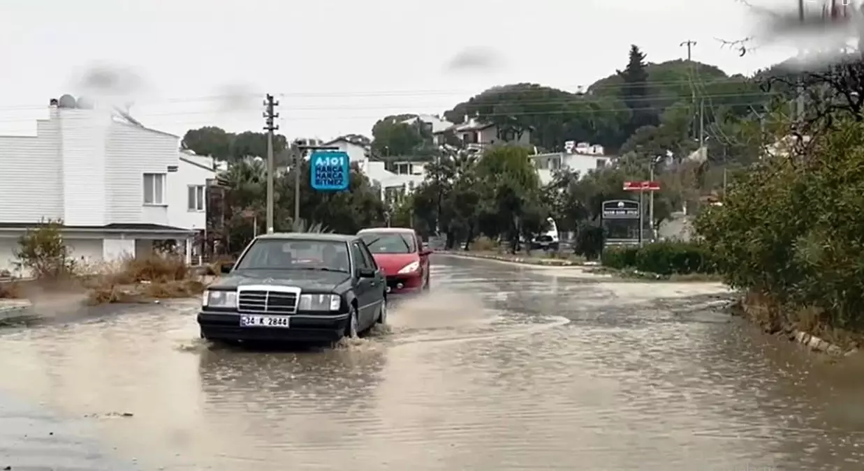 Ayvalık’ta Sağanak Yağış Hayatı Olumsuz Etkiledi