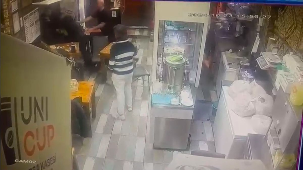 Beyoğlu\'nda Çorbacıda Kavga: Güvenlik Kamerası Fişini Çektiler