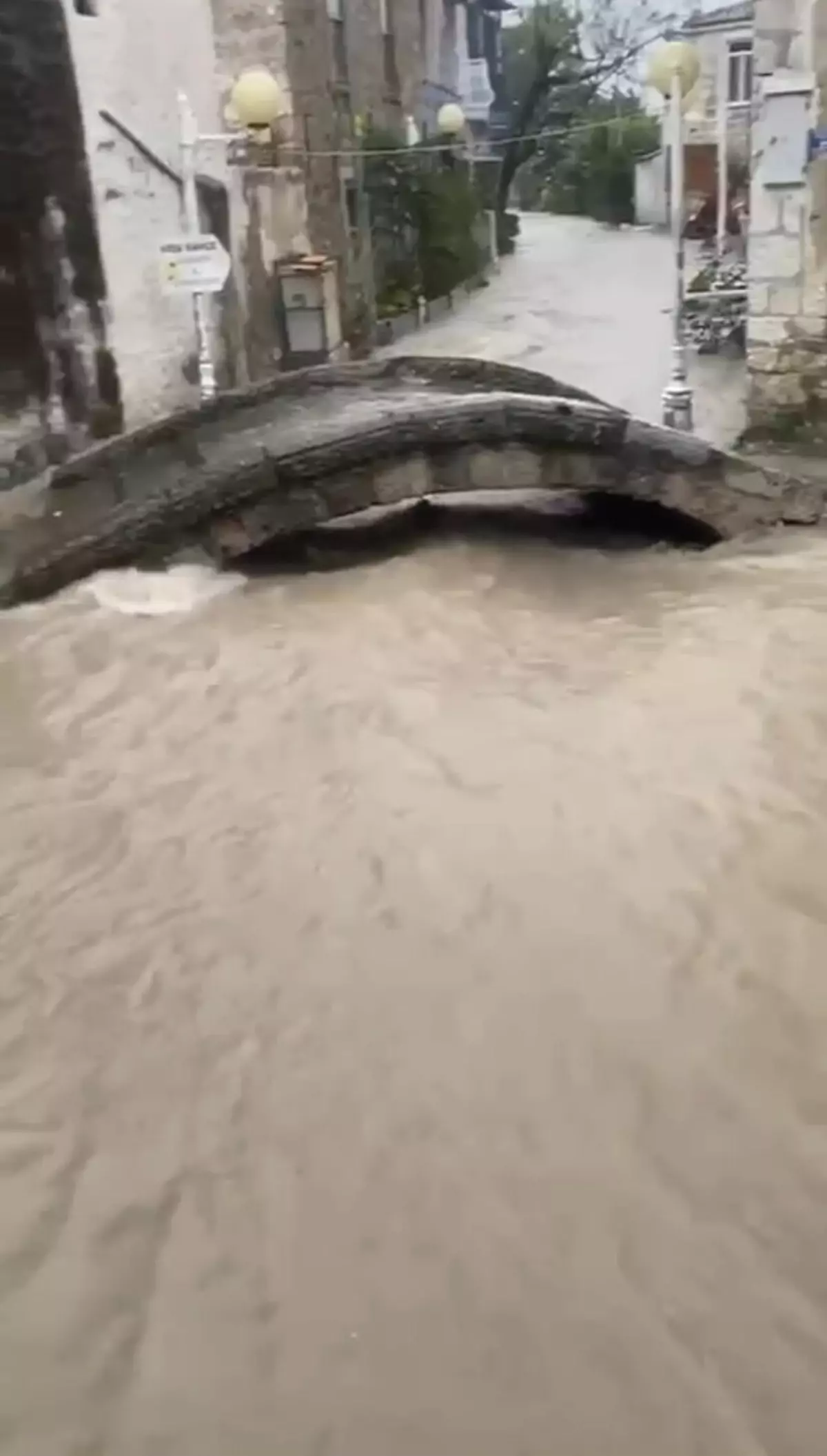 Çeşme\'de Kuvvetli Sağanak Yağış Su Baskınlarına Neden Oldu