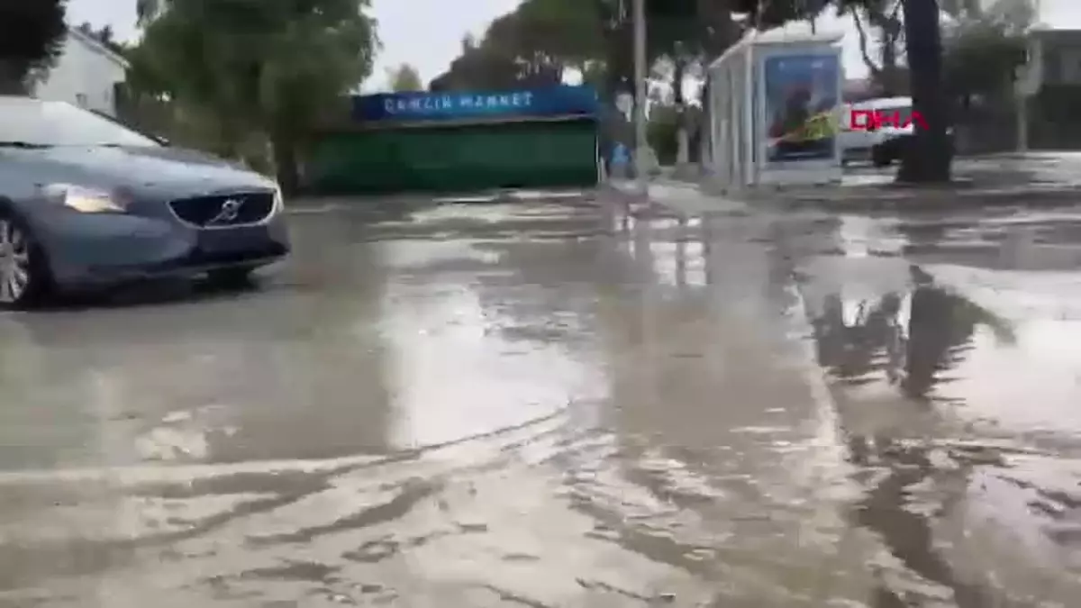 Çeşme\'de Kuvvetli Sağanak Yağış Su Baskınlarına Neden Oldu