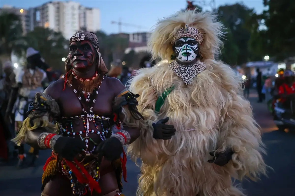 Dakar Karnavalı\'nda Renkli Kortej Yürüyüşü