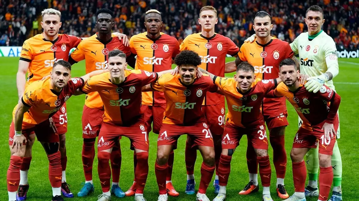 Galatasaray\'da korkutan sakatlık: Yıldız futbolcu, sahayı sedyeyle terk etti