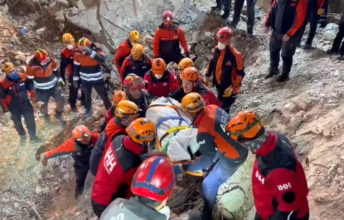 Güngören\'de çöken binada 56 yaşındaki Zekeriya Yılmaz\'ın cesedi bulundu