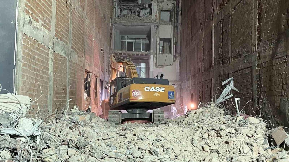 Güngören\'de Kentsel Dönüşümde Göçük: Kurtarma Çalışmaları 40 Saattir Devam Ediyor