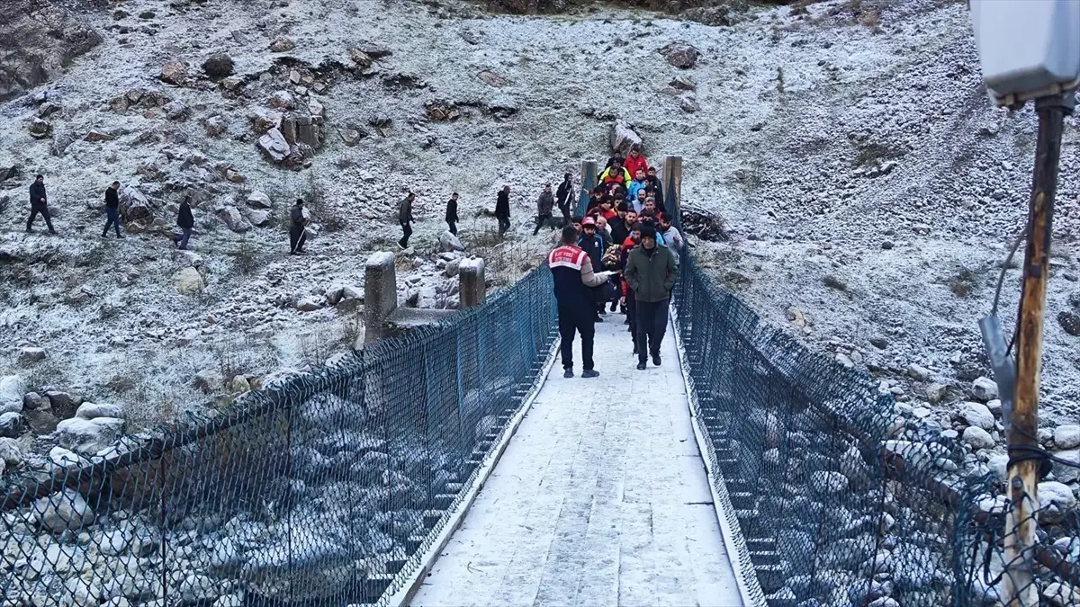 Hakkari\'de Kayalıkta Düşen Genç Hayatını Kaybetti