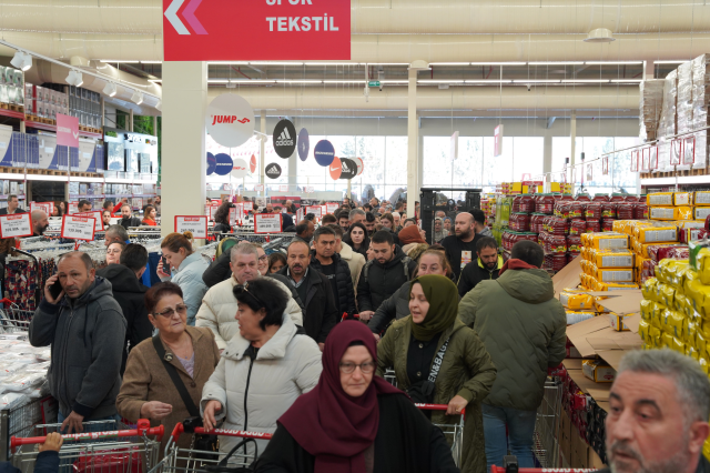 Hediye çeki izdihamı: Geceden gelip çadır kurdular