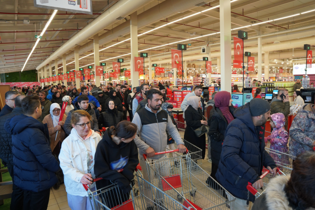 Hediye çeki izdihamı: Geceden gelip çadır kurdular