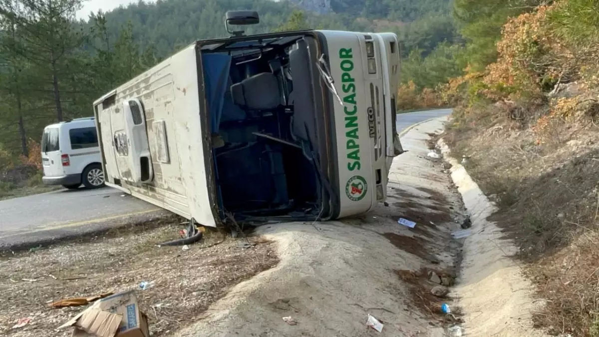 Sakarya\'da Öğrenci Midibüsü Devrildi: 7 Öğrenci Yaralı