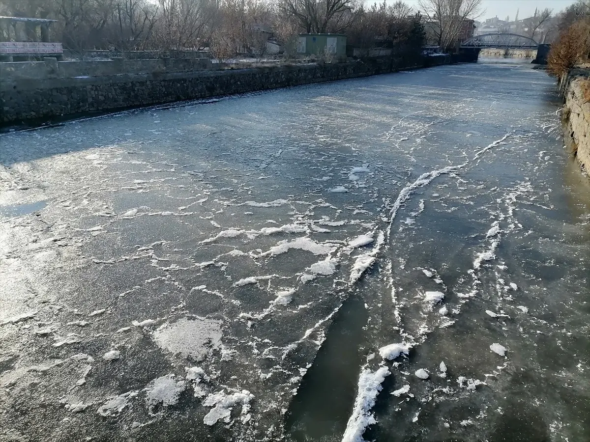 Kars\'ta Soğuk Hava Çayı Buzla Kapladı