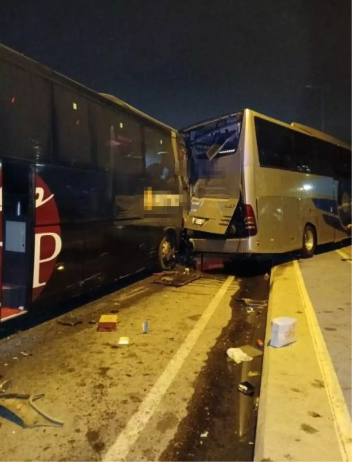 Kayseri\'de Otomobil ve Otobüs Çarpıştı: Çift Hayatını Kaybetti, Çocuk Yaralandı