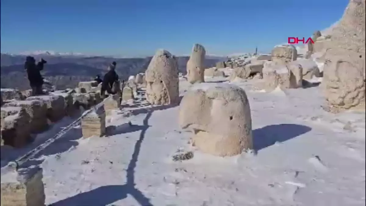 Nemrut Dağı Kış Manzarasıyla Ziyaretçilerini Ağırlıyor