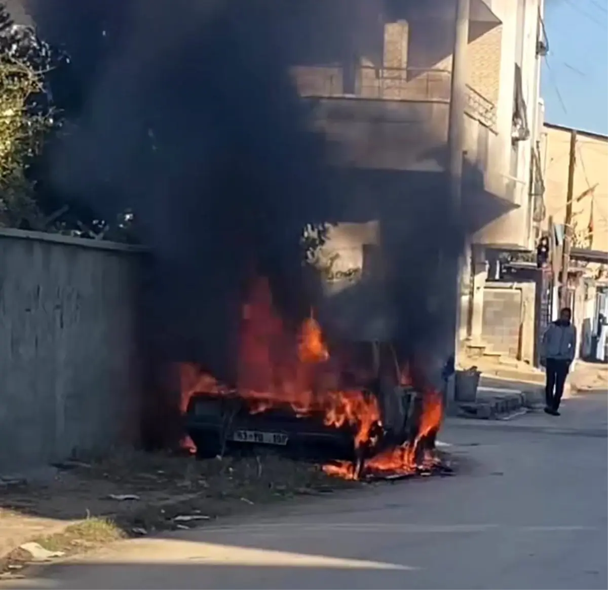 Adana\'da Park Halindeki Otomobil Yangında Küle Döndü