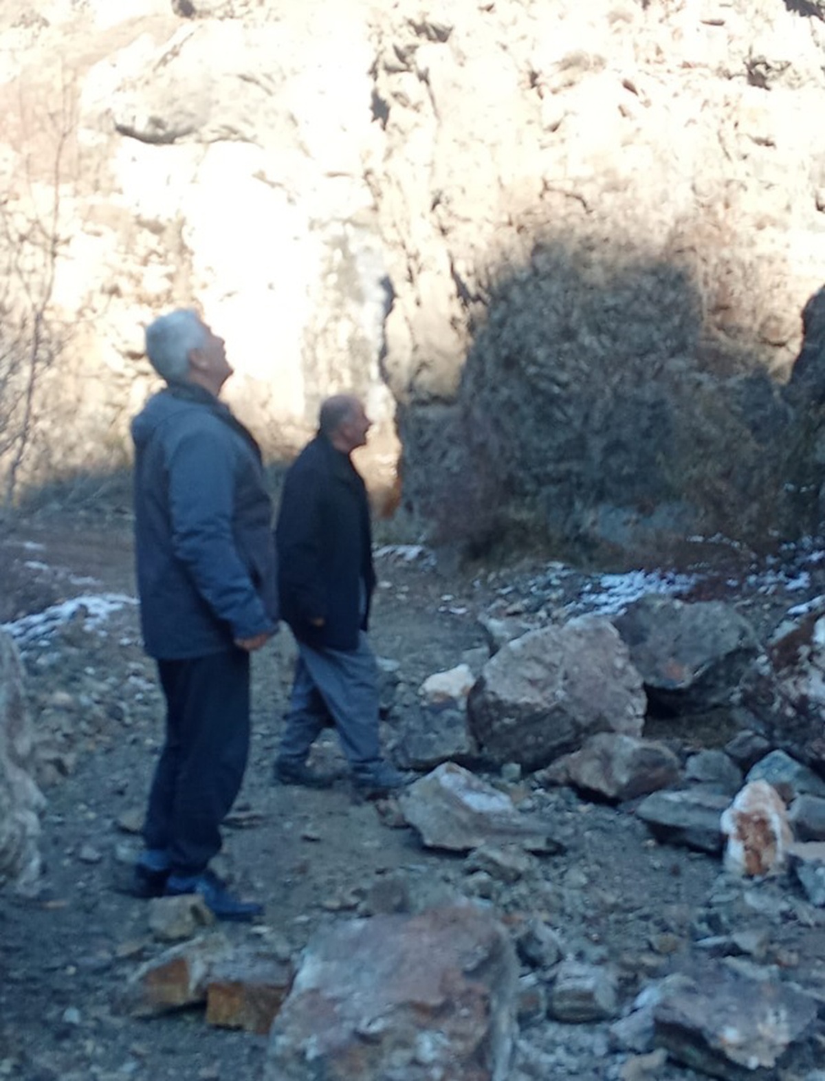 Hakkari\'de Dev Kaya Parçaları Kamyonetin Yakınına Düştü