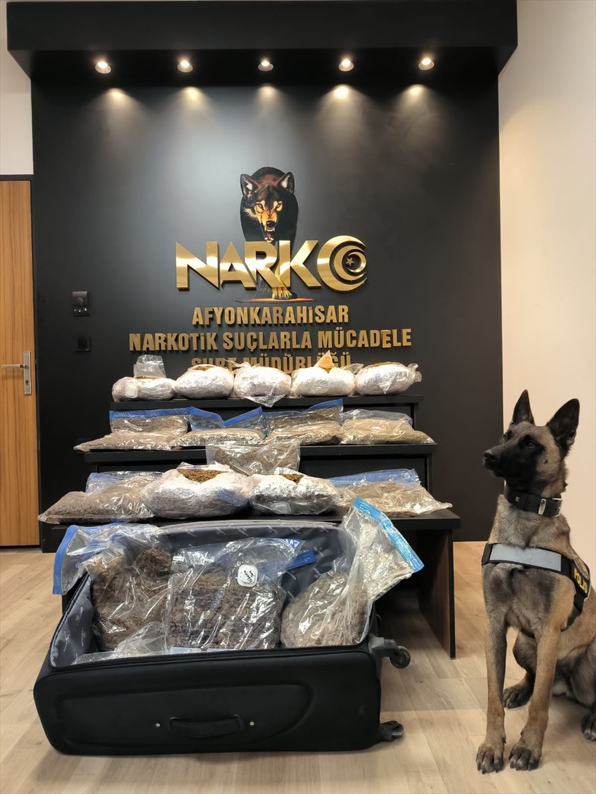 Afyonkarahisar\'da 21,5 kg Uyuşturucu Ele Ge geçirildi