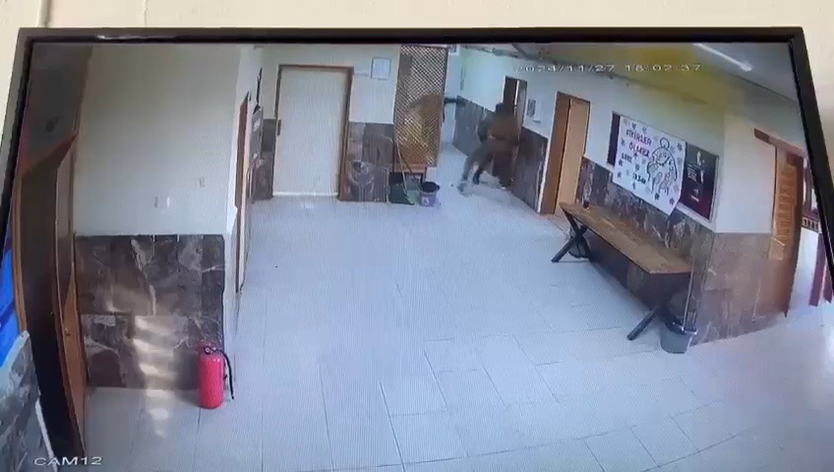 Adana\'da Öğretmenler Arasında Yaşanan Kavga: Kadın Öğretmenin Ağabeyi İki Erkek Öğretmeni Darp Etti