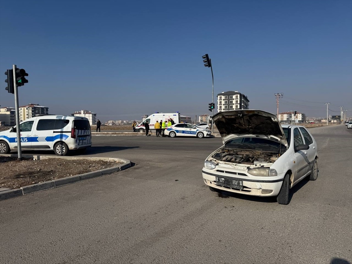 Aksaray\'da İki Trafik Kazası: 4 Yaralı