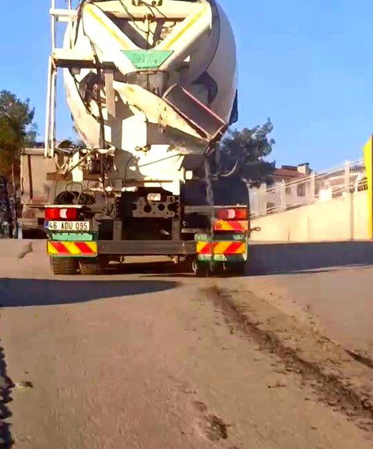 Beton Mikseri Yola Çimento Dökerek İlerledi