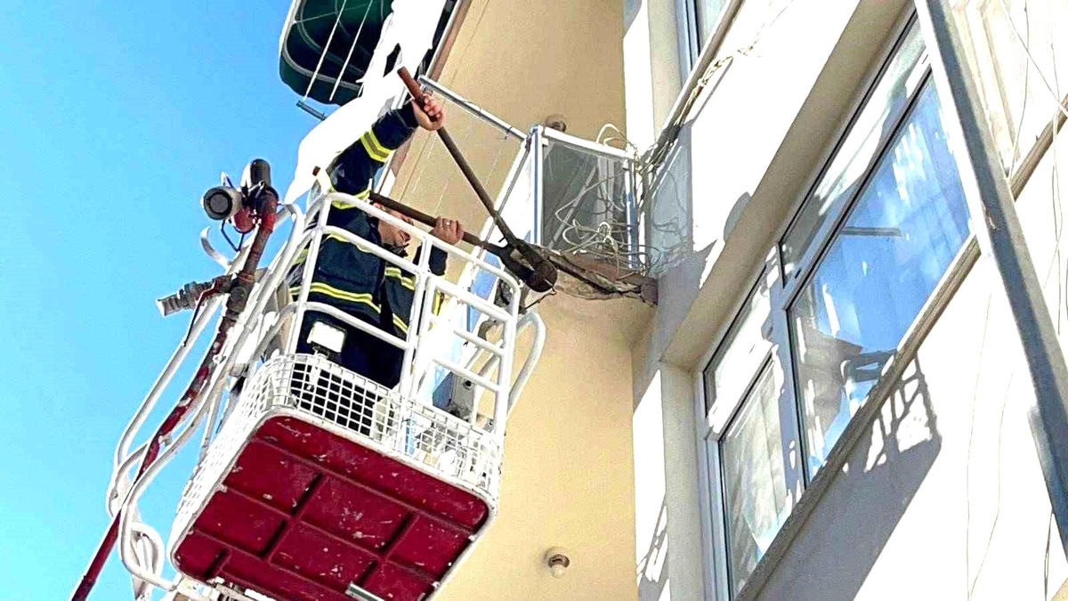 Sinop\'ta Balkon Beton Parçası Düşme Tehlikesi Oluşturdu