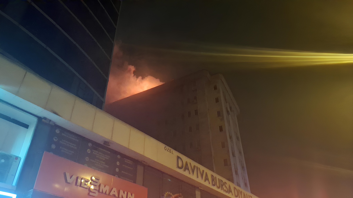 Bursa\'da 8 Katlı İş Hanında Yangın Çıktı
