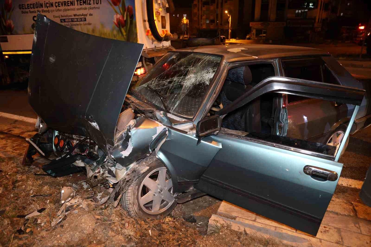 Elazığ\'da Zincirleme Trafik Kazası: 3 Yaralı