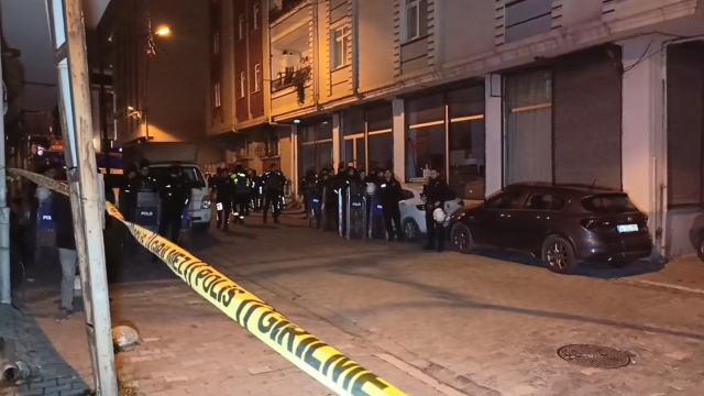 Esenyurt'ta istismar konusu üzerine bir eve operasyon düzenleyen polis ekiplerine silahlı saldırı düzenlendi. Esenyurt'ta istismar konusu üzerine bir eve operasyon düzenleyen polis ekiplerine silahlı saldırı düzenlendi.