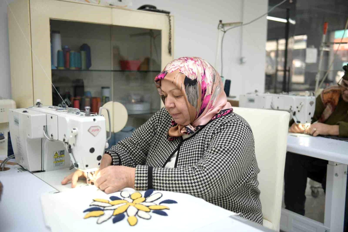 Esenyurt\'ta Kadınlar Dikiş ve Nakış Kursu ile Ekonomiye Katkı Sağlıyor