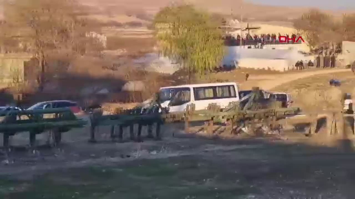 Diyarbakır\'da Aileler Arasında Arazi Kavgası: 10 Yaralı