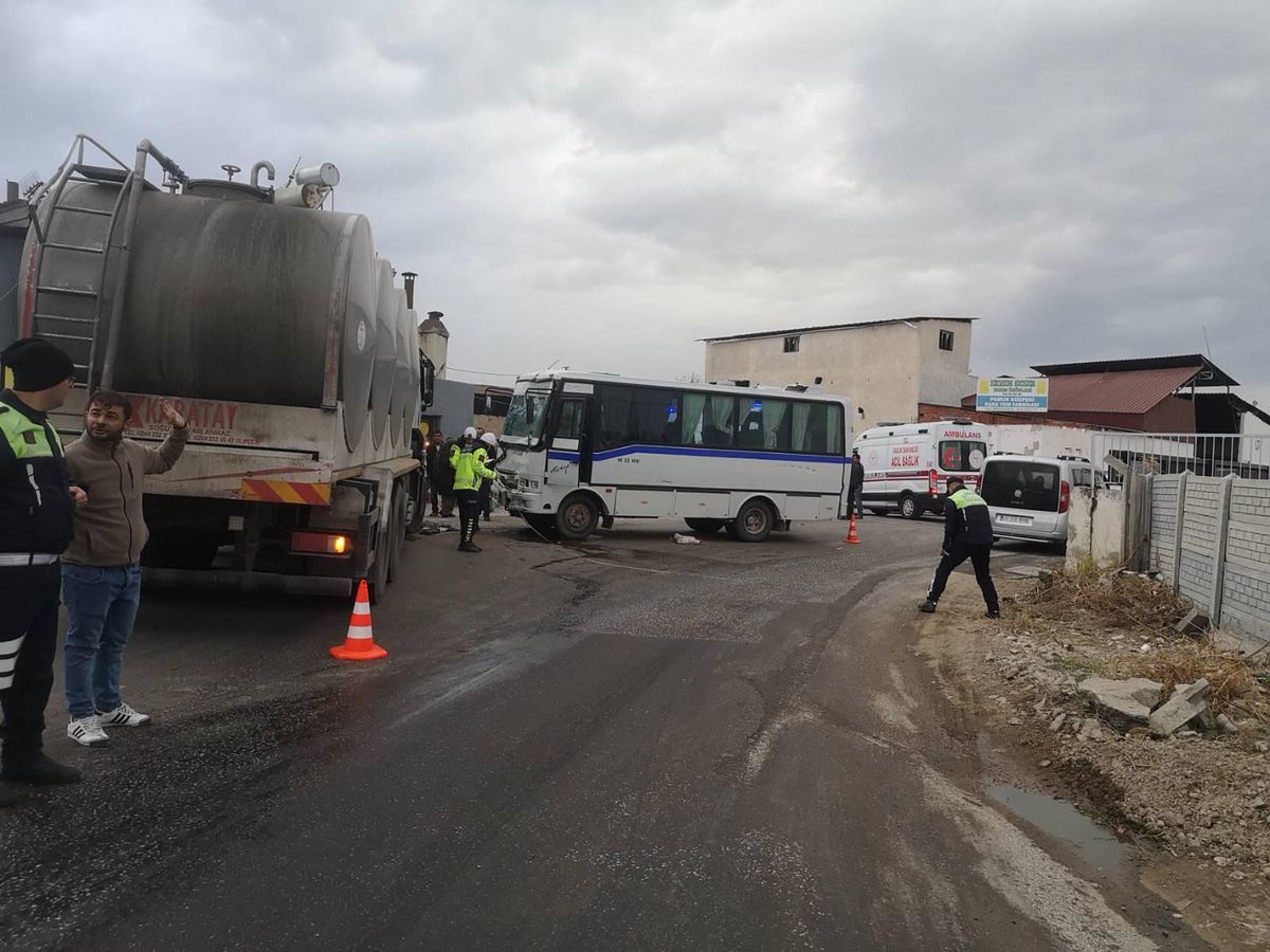 Salihli\'de İşçi Servisi ile Süt Kamyonu Çarpıştı: 9 Yaralı