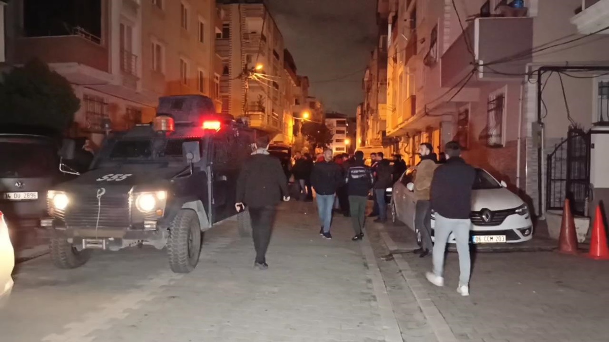 Esenyurt\'ta Polis Ekiplerine Saldırı: Bir Memur Yaralı