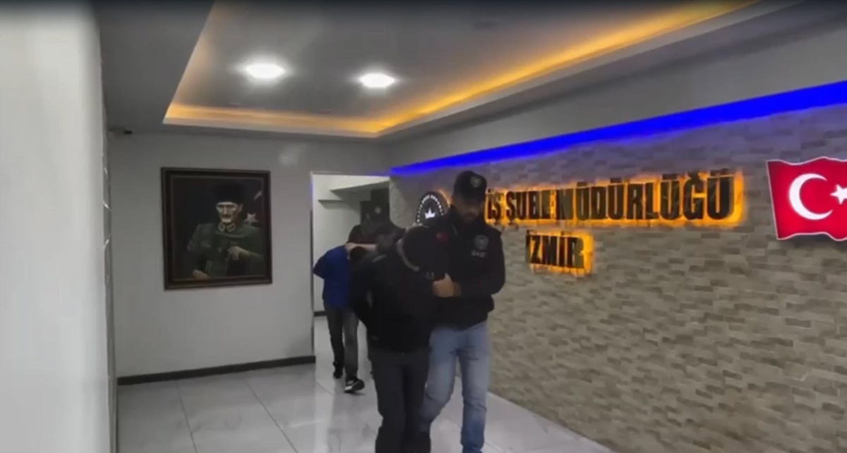 İzmir\'de Tabancayla Ateş Açan Üç Şüpheliden İkisi Yakalandı