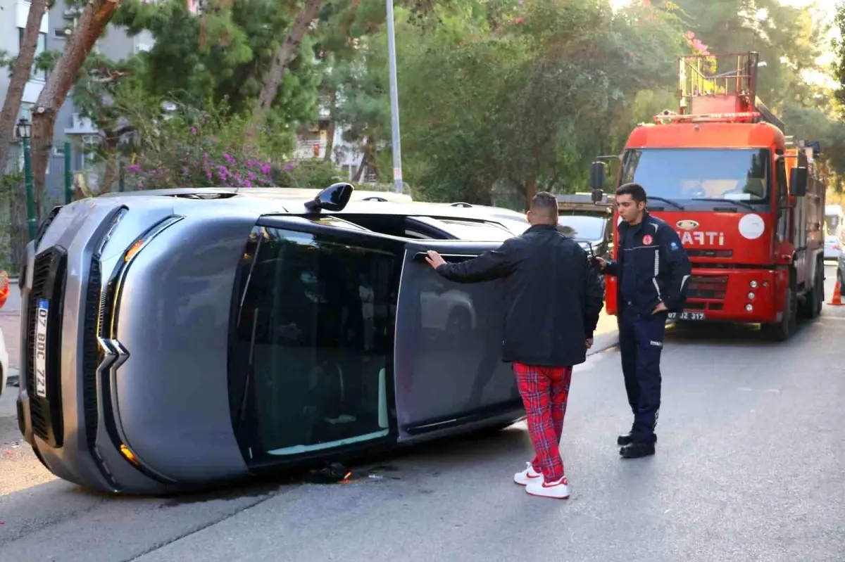 Antalya\'da Park Halindeki Araçlara Çarpan Araç Yan Yattı