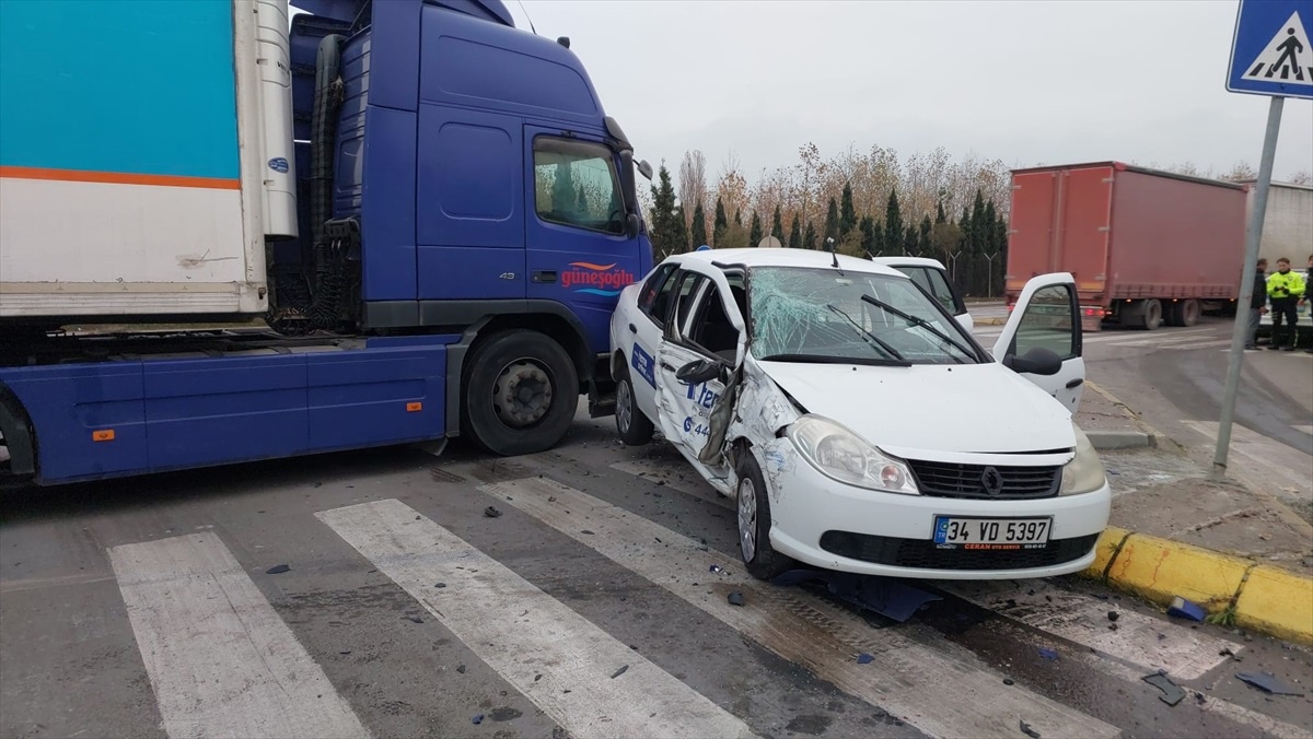 Gebze\'de Tır ve Otomobil Çarpıştı: 3 Yaralı