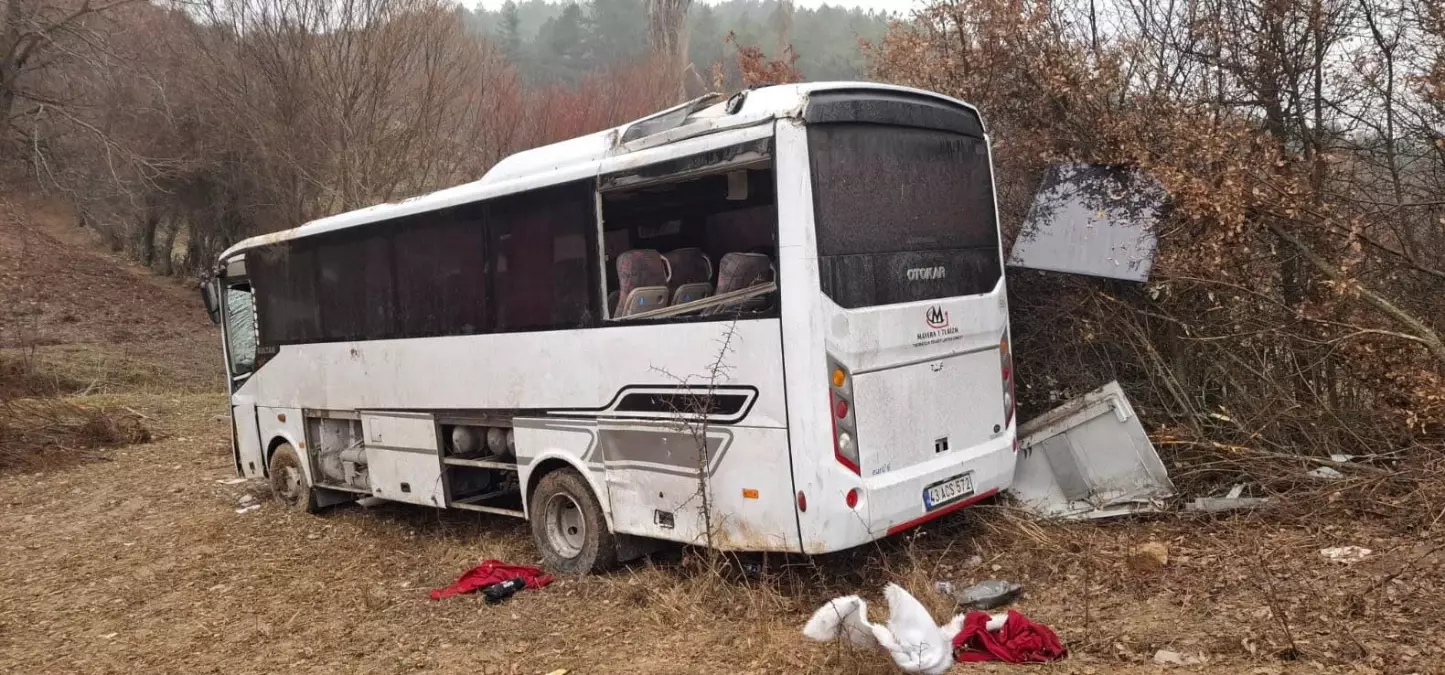 Kütahya\'da İşçi Servis Otobüsü Devrildi: 1 Ölü, 9 Yaralı