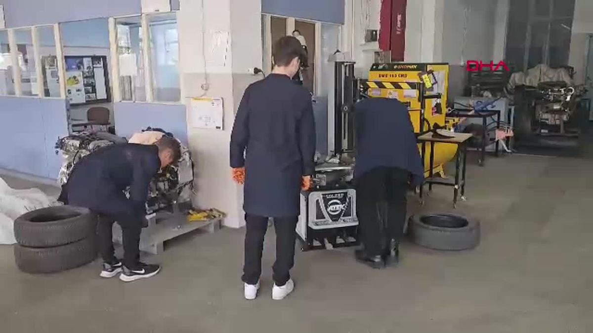 Zonguldak\'taki Öğrenciler Lastik Değiştirerek Hem Tecrübe Ediniyor Hem de Para Kazanıyor